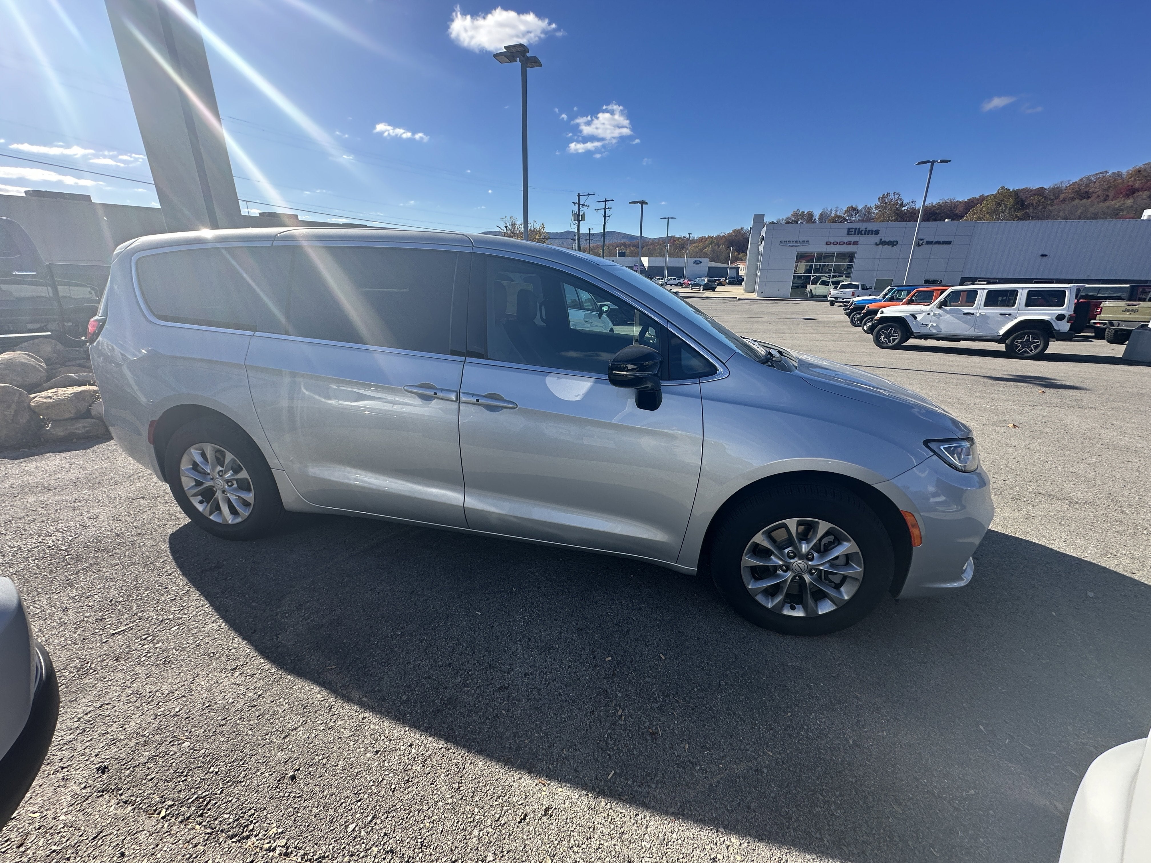 2026 Chrysler Pacifica Select