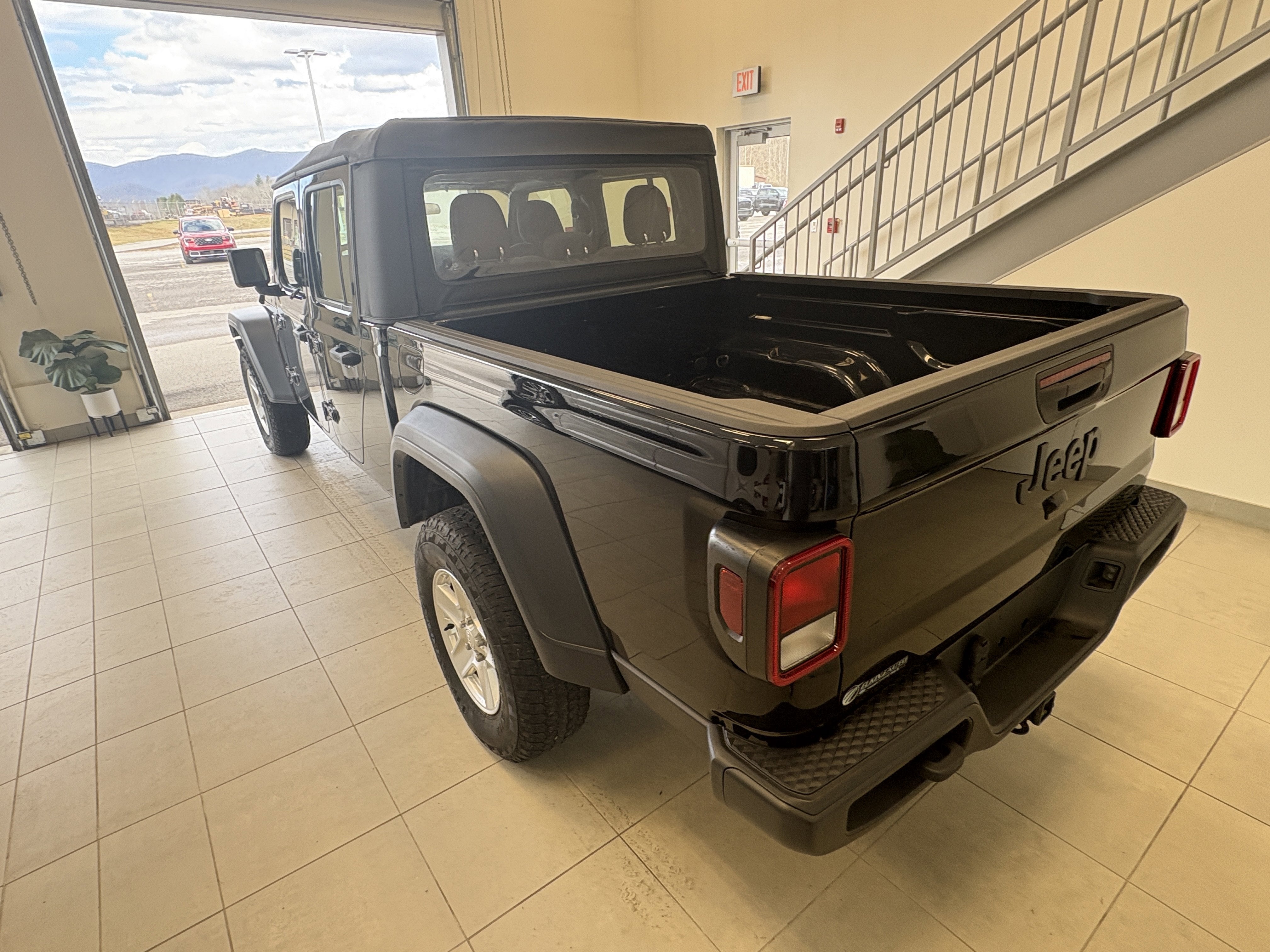 2021 Jeep Gladiator Sport photo 2